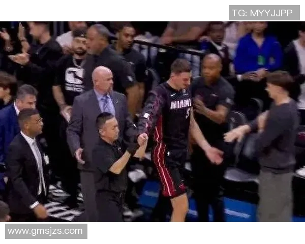 替补登场迅速发威!约维奇首节6分半8中5砍下13分 其中三分3中2